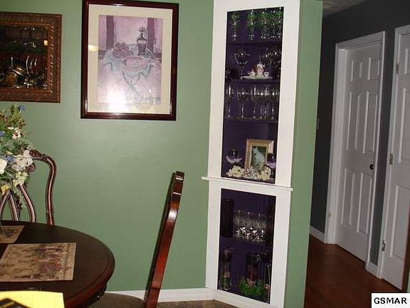 5th image of 827 Hillcrest Dr