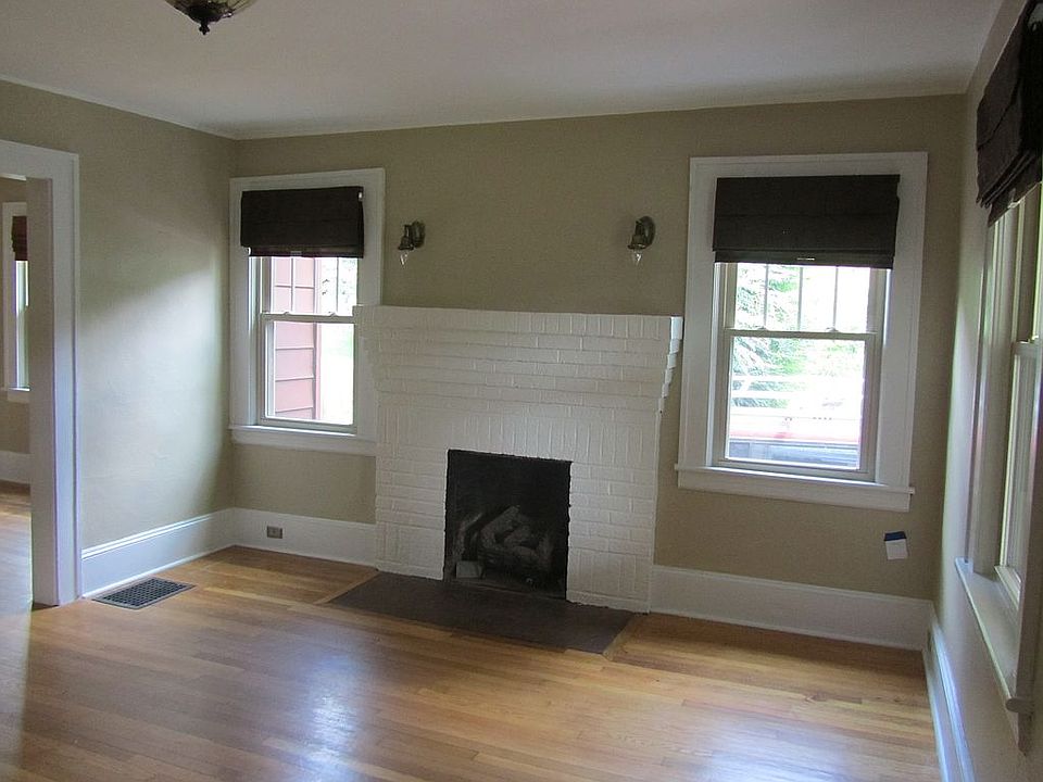 Living room with gas firepla