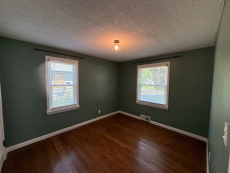 3703 W Rockwell Ave — Photo 4