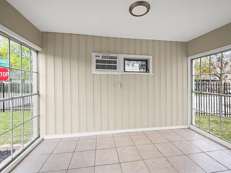 5001 McKinney St — Photo 9