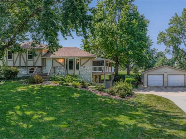 15121 Briarwood Dr, Basehor, KS 66007