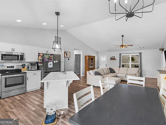 5th image of 215 Almon Ave