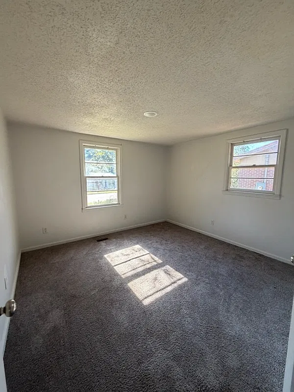 213 Elliott St — Photo 3