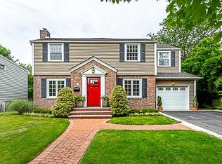44 Park Cir, Great Neck, NY 11024