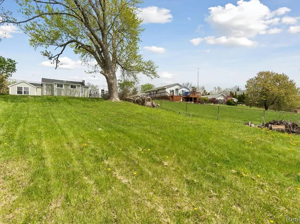 11457 Barnum Lake Rd, Fenton, MI 48430