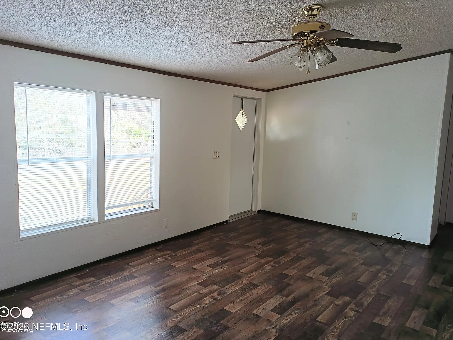3 bed, 2.0 bath, 1323 sqft, $1,300 — Photo 3