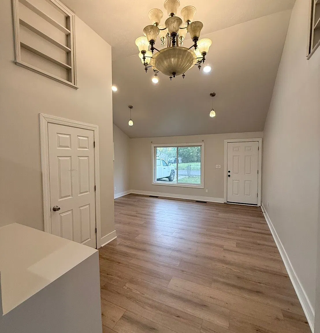 Updated 3 Bed / 1 Bath Ranch - Cleveland 44111 — Photo 3