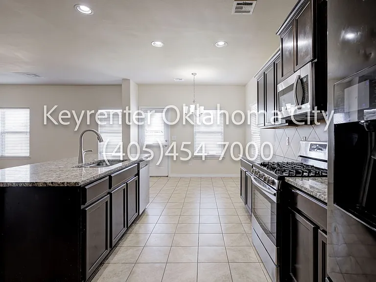 2409 Rosa Cir — Photo 12