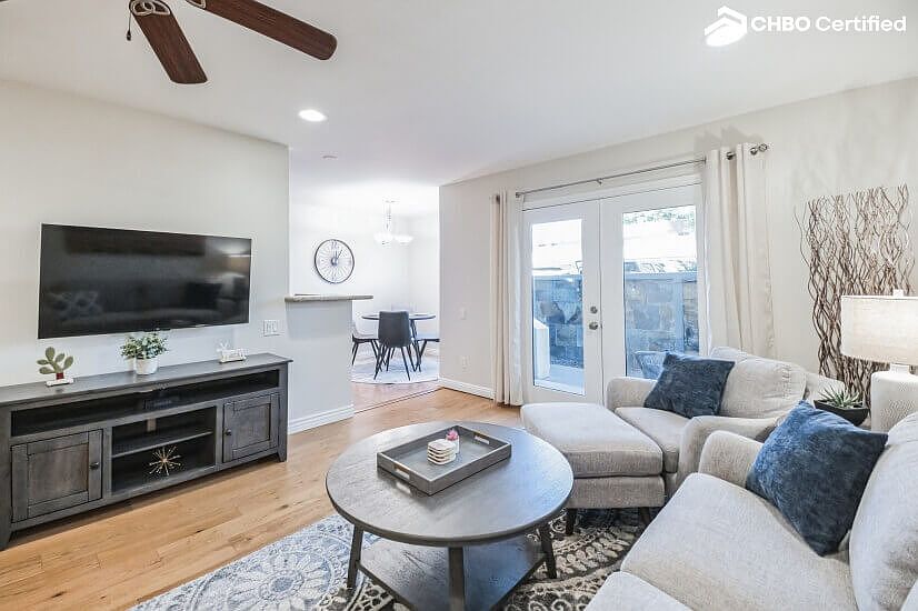 Old Town Scottdale furnished condo with a pool