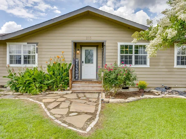 203 E Henderson St, Itasca, TX 76055
