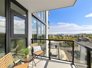 899 Esquimalt Ave #304, Esquimalt, BC V9A3M5