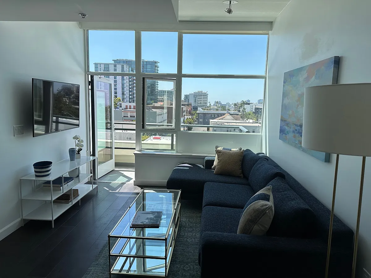 Lots of natural sun in open concept living room - 475 Redwood St #506