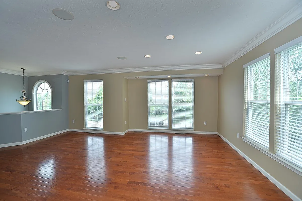 Building Photo - 304 Village Pl