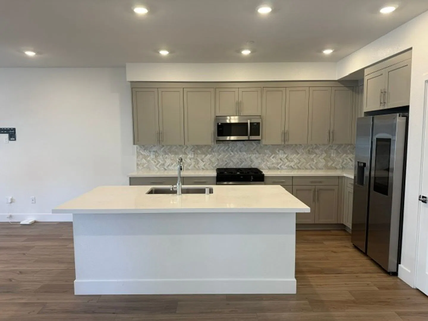 Modern 3-Bedroom Townhome with Spacious Loft in Dublin — Photo 3