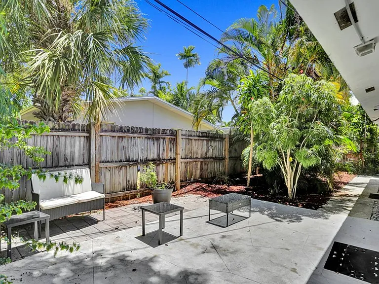820 NE 16th Ave — Photo 14