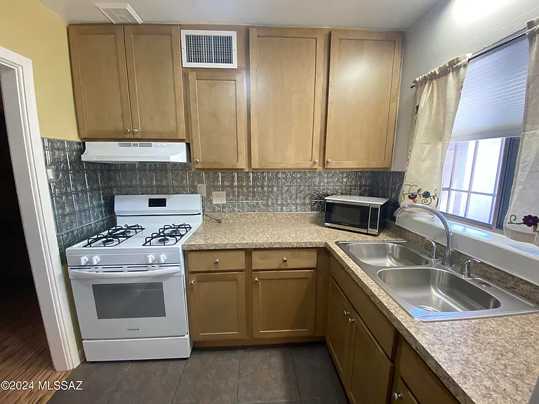 1529 N Dodge Blvd — Photo 7