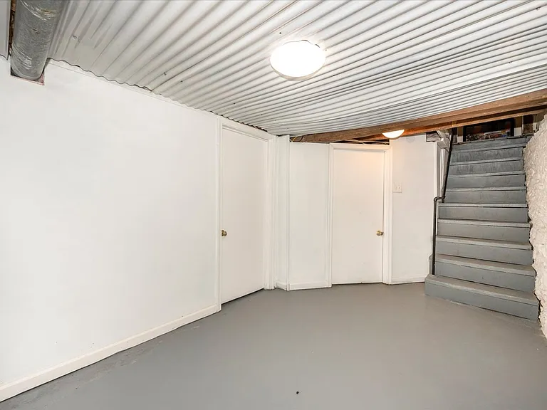 315 W Patrick St — Photo 37