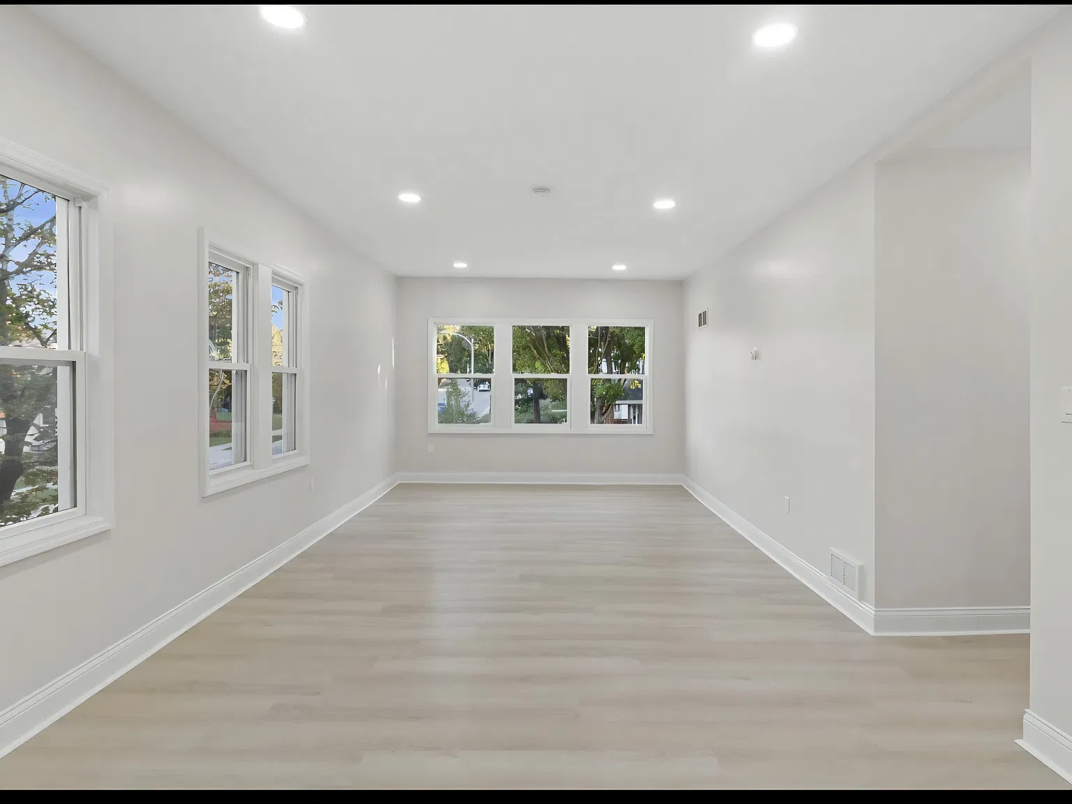 3 bed, 1300 sqft, $2,100 — Photo 2
