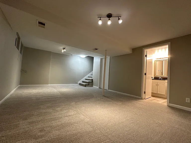 1145 S Oneida St #D — Photo 16