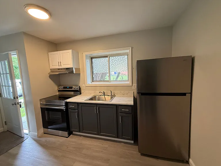 1201 Stafford Ave — Photo 4