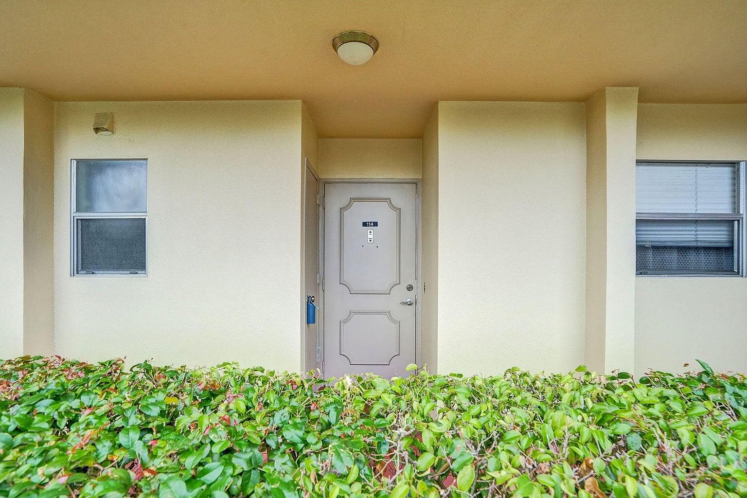 3590 Via Poinciana