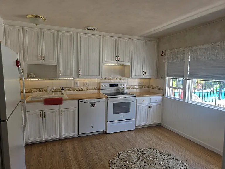 191 Pickwick Dr — Photo 2