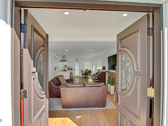 3rd image of 5045 La Crescenta Ave