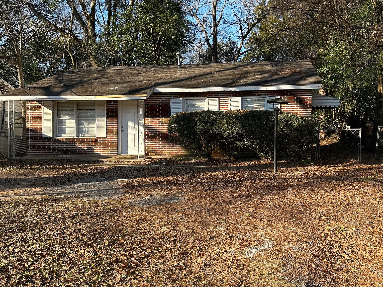 3 bed, 945 sqft, $825 — Photo 1