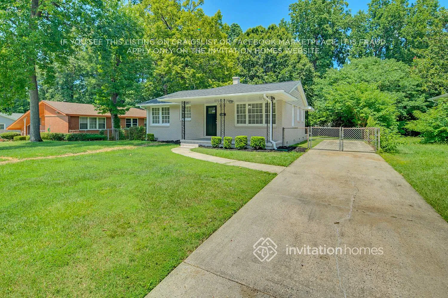 2828 Burbank Dr Charlotte, NC 28216 — Photo 2