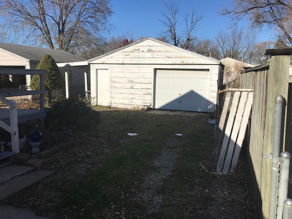 2nd image of 2338 Des Moines St