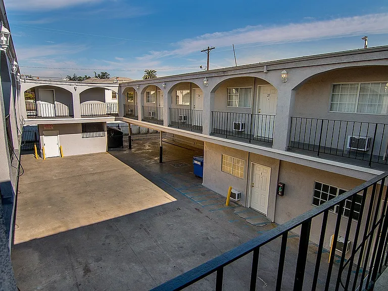 West Adams Studio Apartments — Photo 24