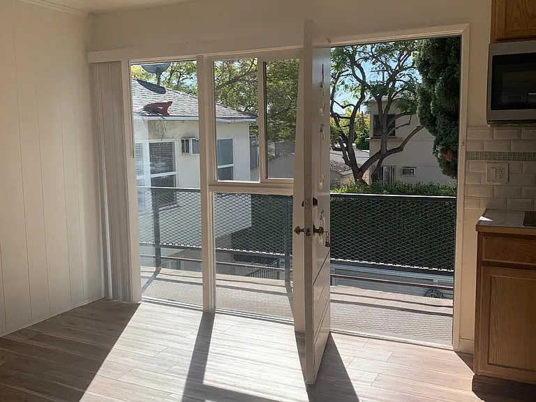 400 N Doheny Dr #4 — Photo 2
