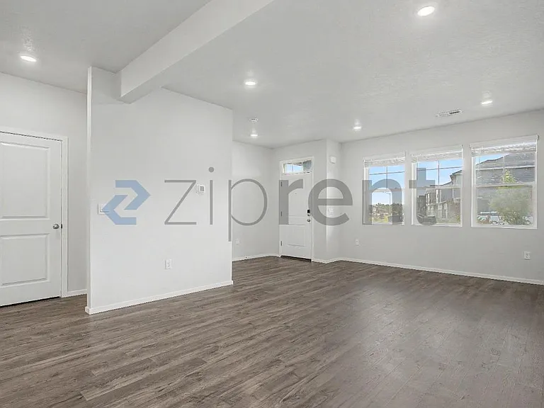 555 Stoller St — Photo 7