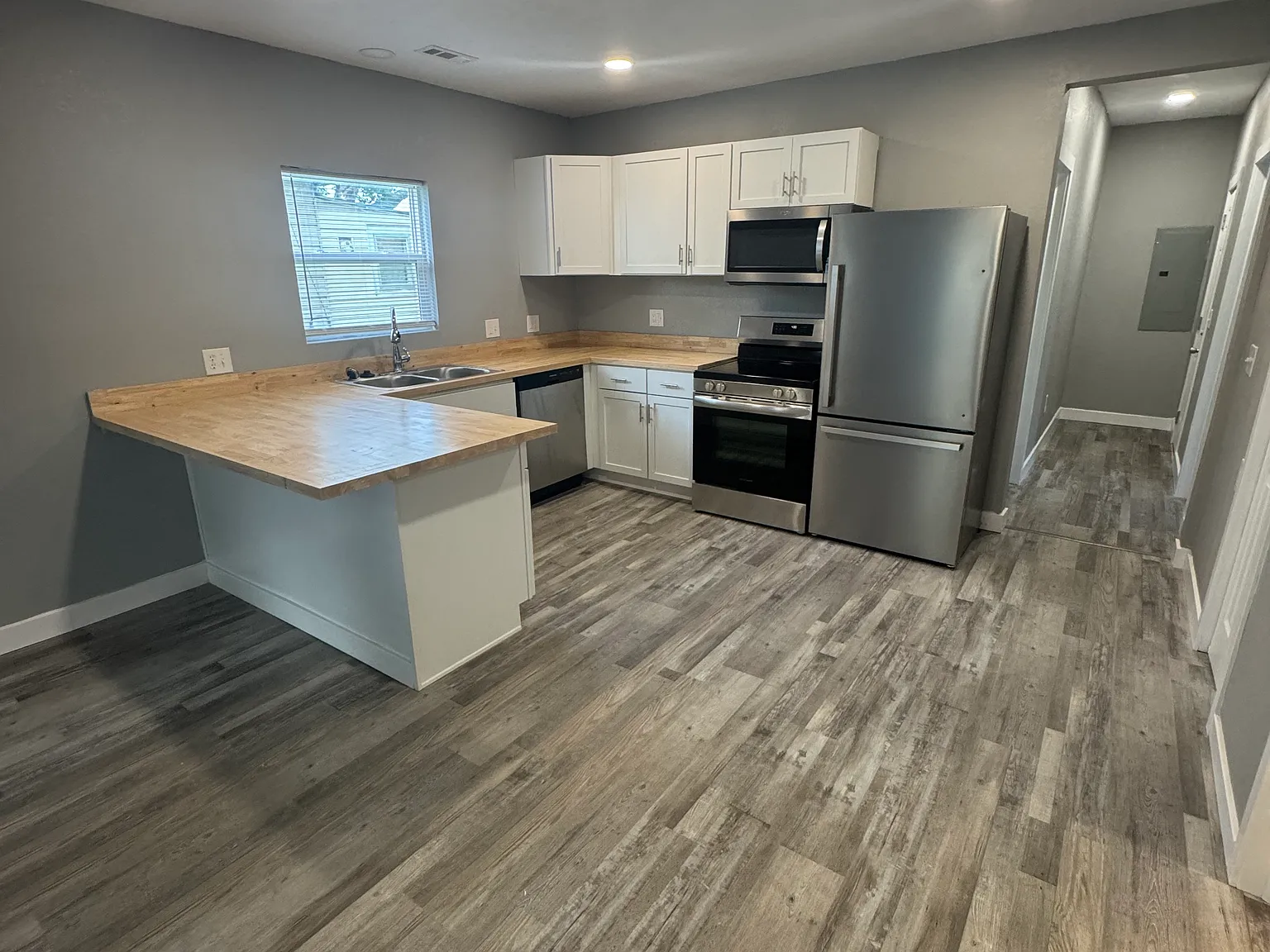 3 bed, 1000 sqft, $1,300 — Photo 2
