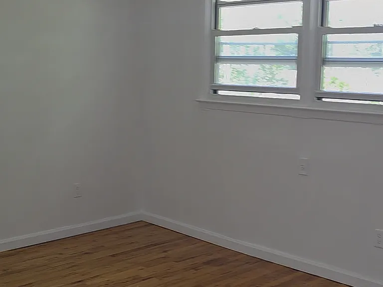 40 Bradley Ave — Photo 1