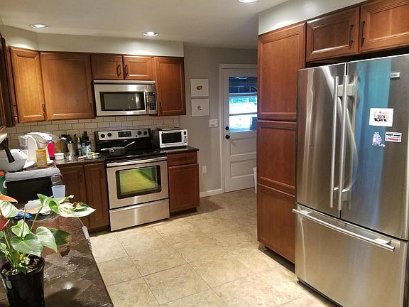 Kitchen -Stainless appliances/Granite countertops
