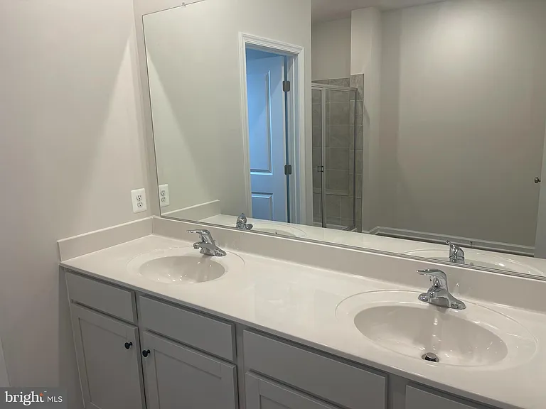 11 Forest Grove Ave — Photo 8