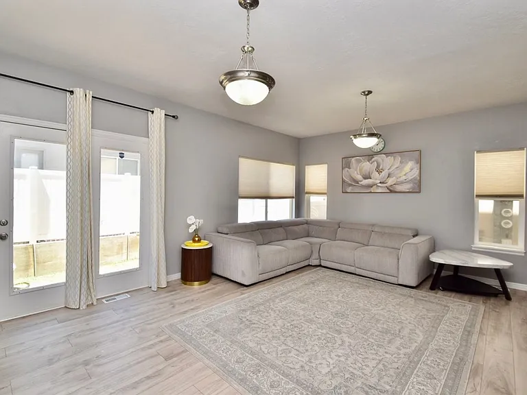 1555 Wynview Ln — Photo 6