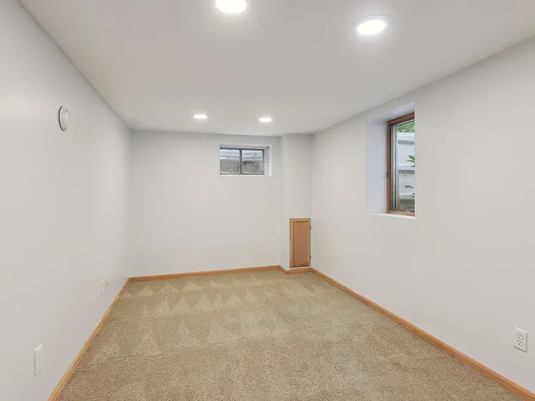 2745 Webster Ave S — Photo 17