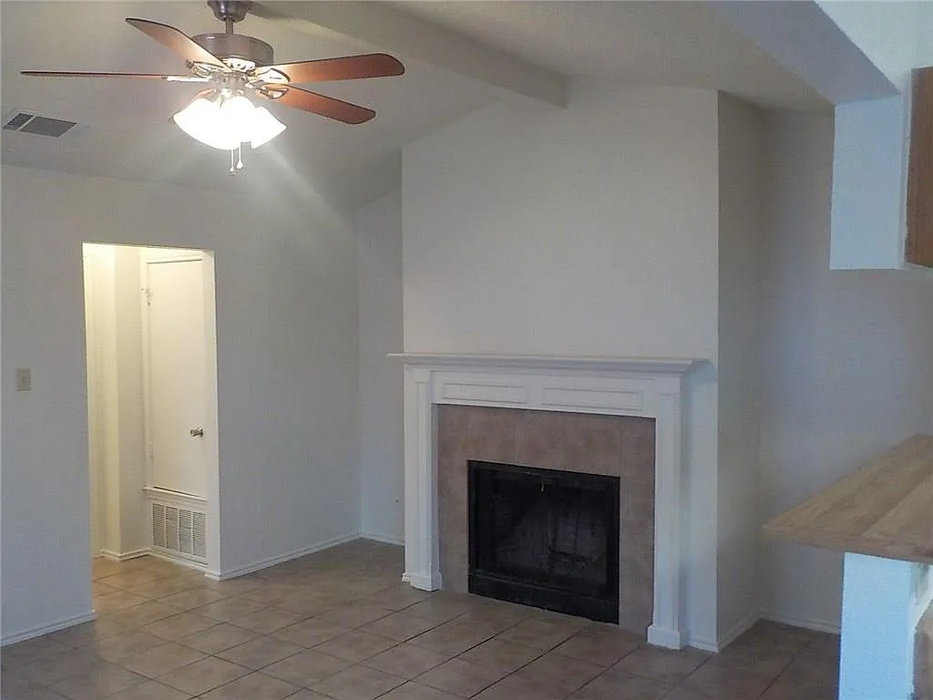 2 bed, 2.0 bath, 900 sqft, $1,395 — Photo 3