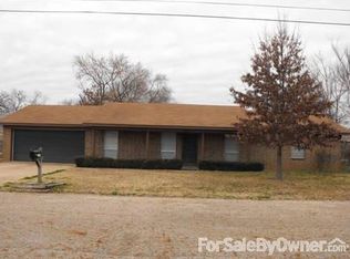 305 Palm Dr, Palestine, TX 75803