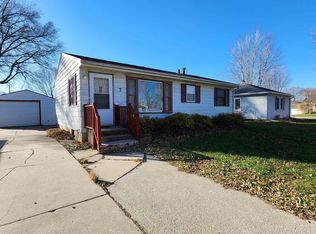 7 Clover Ln, Mason City, IA 50401