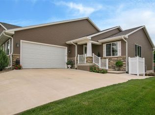 2225 Heritage Green Dr, Hiawatha, IA 52233