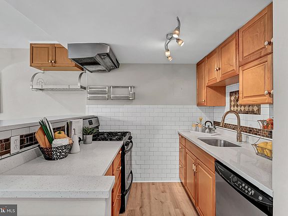 2nd image of 1300 Army Navy Dr APT 518