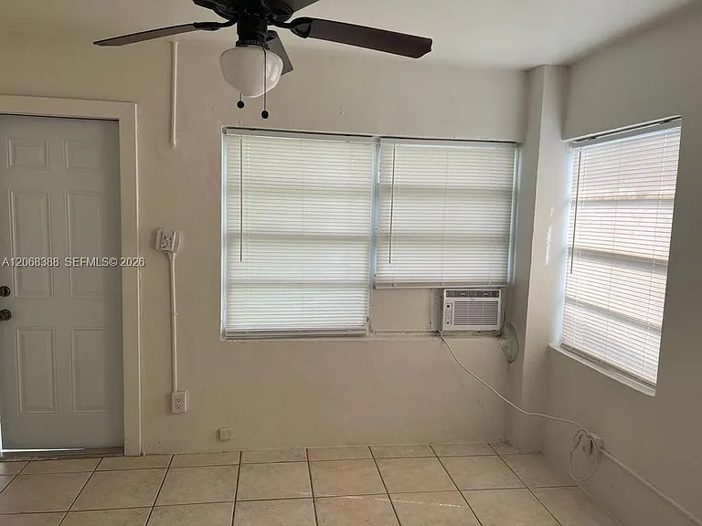 321 NE 2nd St #3 — Photo 2