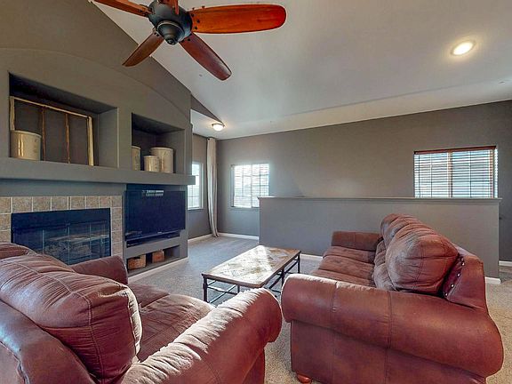 03 - Living room.jpg