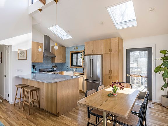 4th image of 268 Fresh Pond Rd