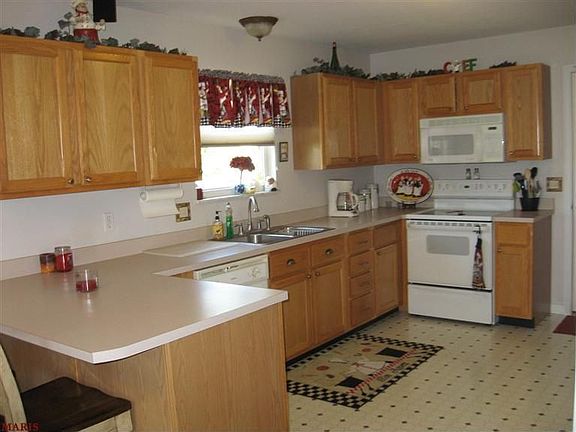 3rd image of 21 N Camelot Dr