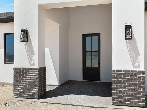 4th image of 8672 N Black Butte Court