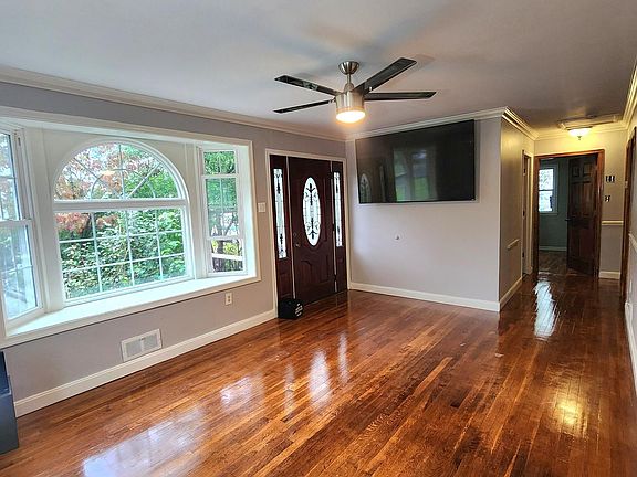 4th image of 5001 Lexington Ave